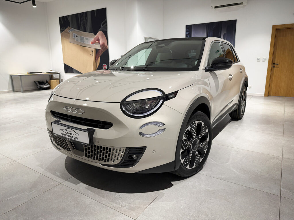 FIAT 600 HYBRID SERIE 2 600 Hybrid La Prima 1.2 145KM Kremowy Cappucino z dachem w kolorze Czarnym