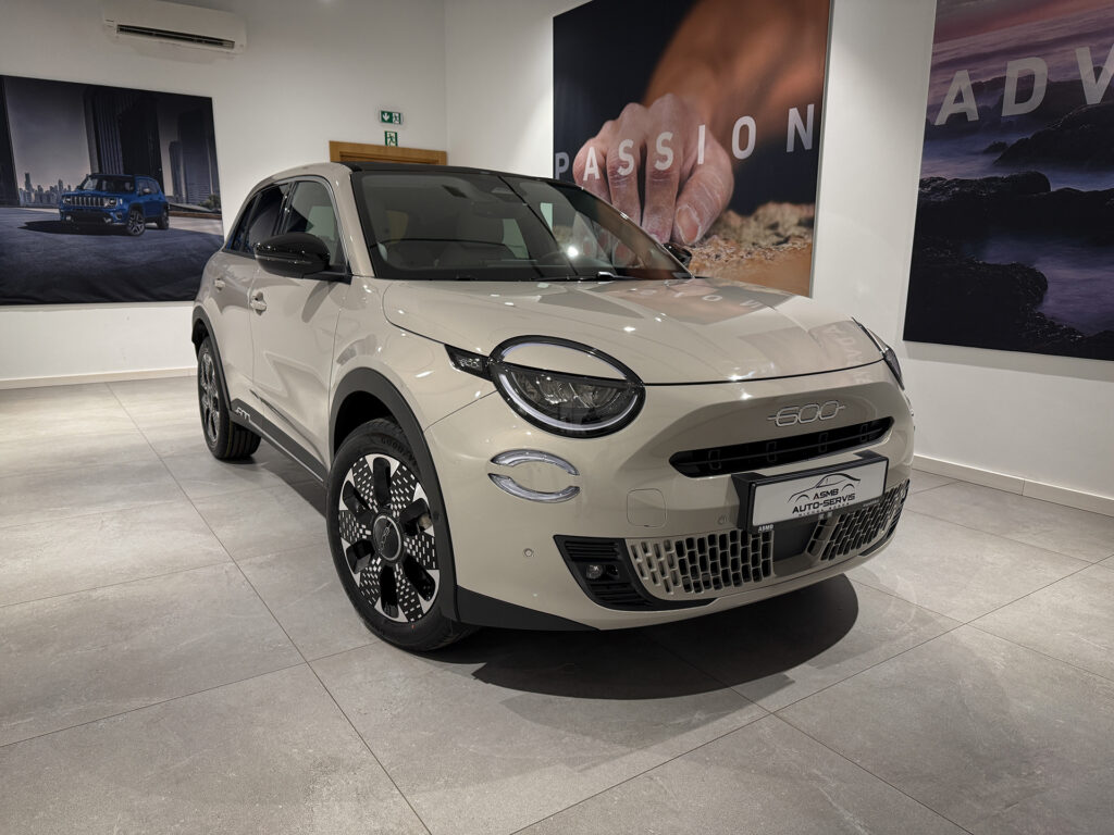 FIAT 600 HYBRID SERIE 2 600 Hybrid La Prima 1.2 145KM Kremowy Cappucino z dachem w kolorze Czarnym