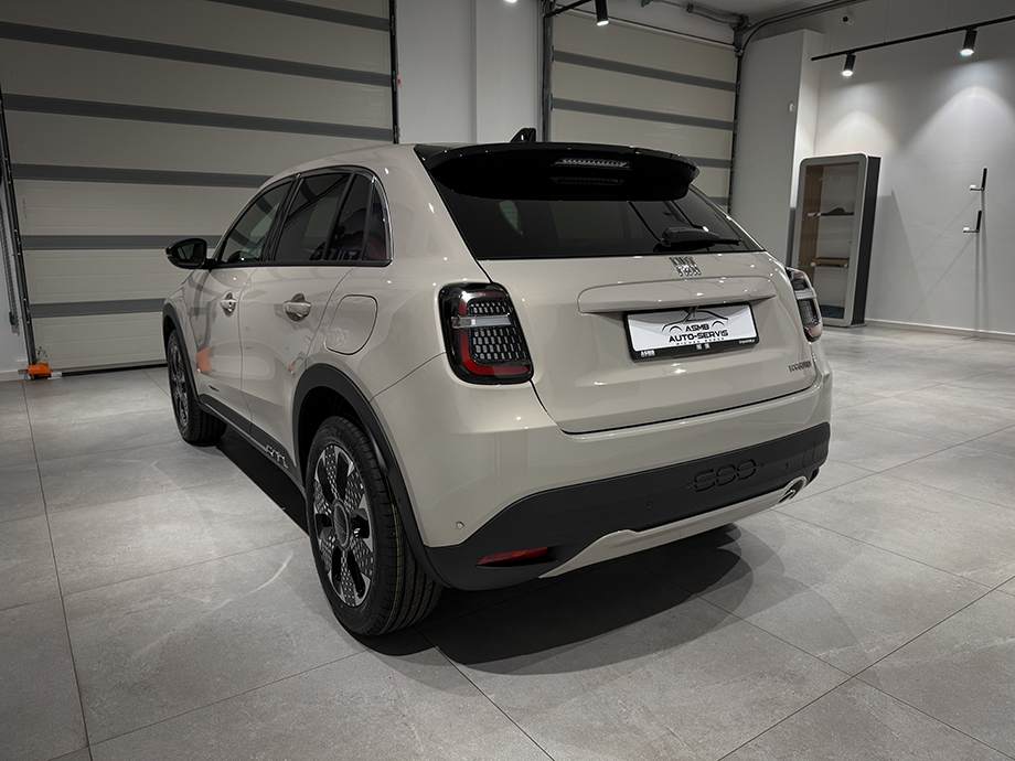 FIAT 600 HYBRID SERIE 2 600 Hybrid La Prima 1.2 145KM Kremowy Cappucino z dachem w kolorze Czarnym