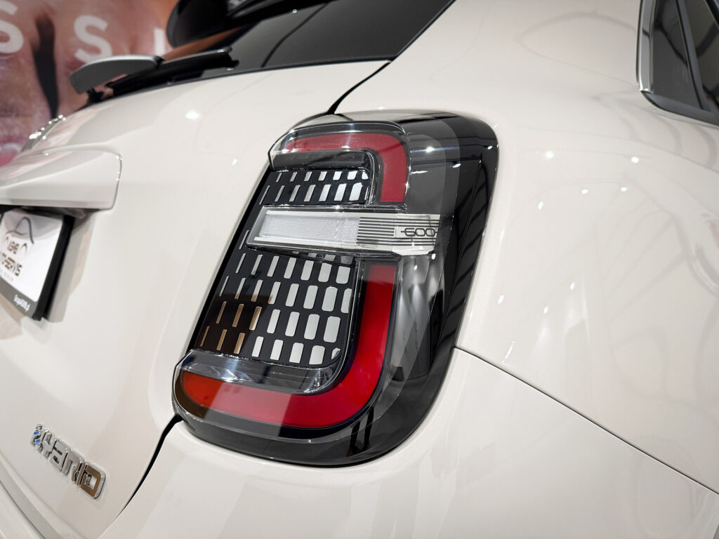 FIAT 600 HYBRID SERIE 2 600 Hybrid La Prima 1.2 145KM Kremowy Cappucino z dachem w kolorze Czarnym