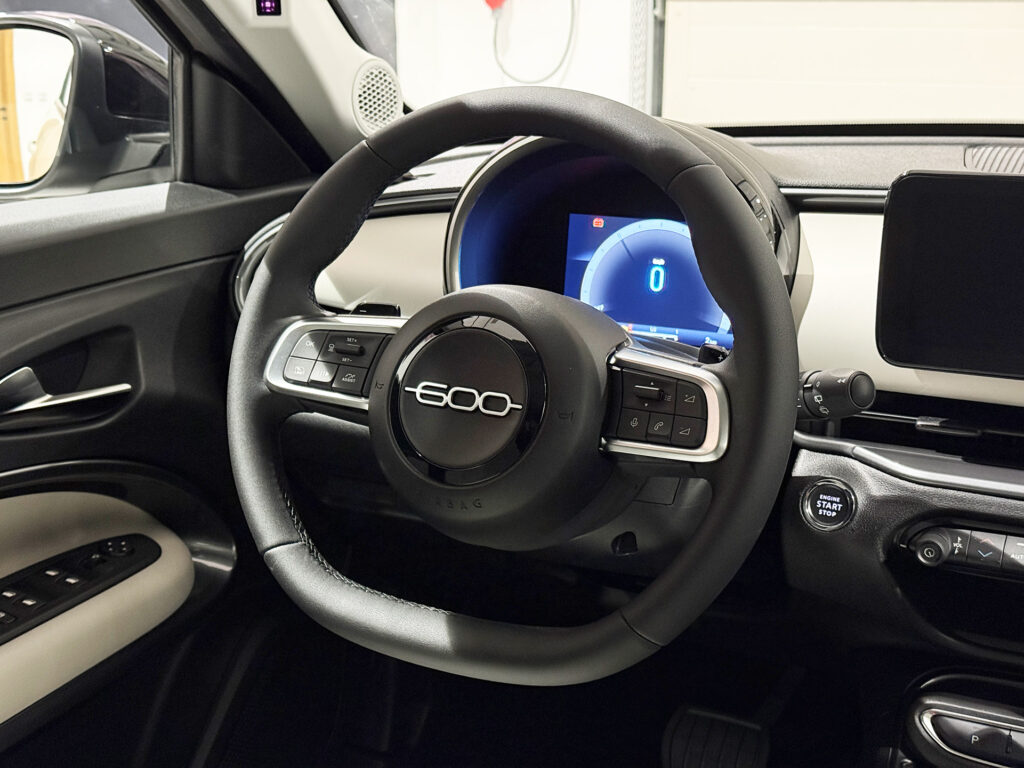 FIAT 600 HYBRID SERIE 2 600 Hybrid La Prima 1.2 145KM Kremowy Cappucino z dachem w kolorze Czarnym