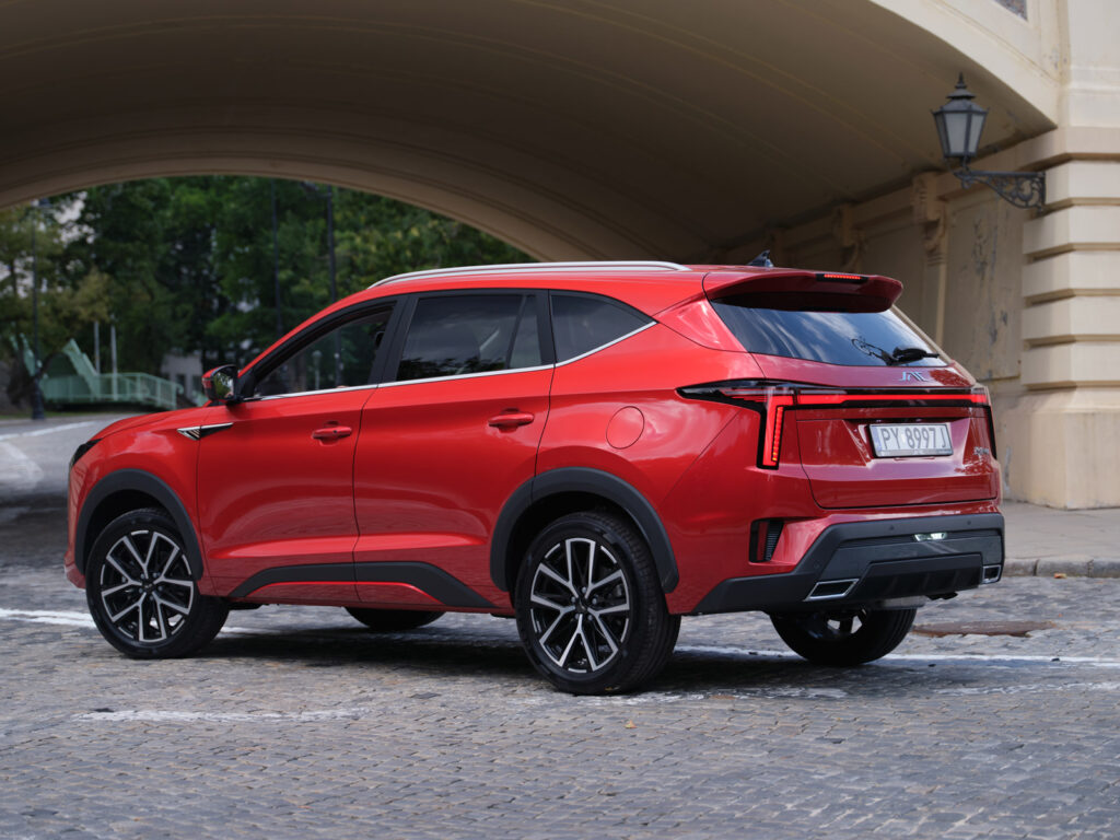 JAC JS8 PRO SUV, wersja 7 osobowa, czerwony