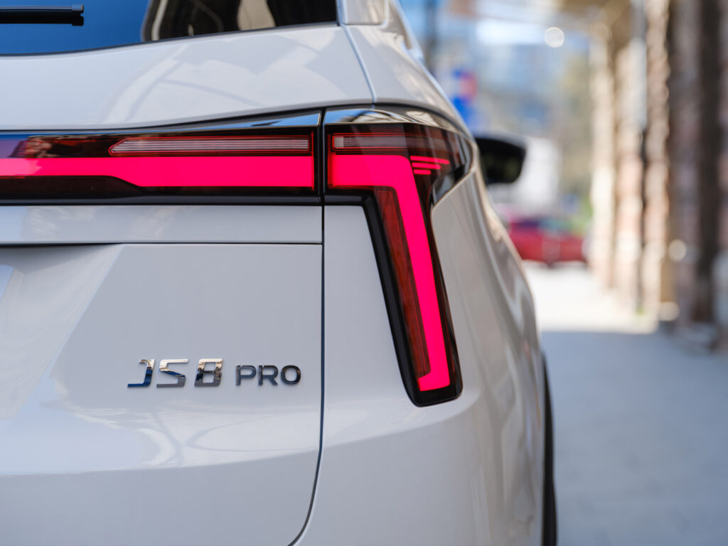 JAC JS8 PRO SUV, wersja 7 osobowa, biały SUV rodziny
