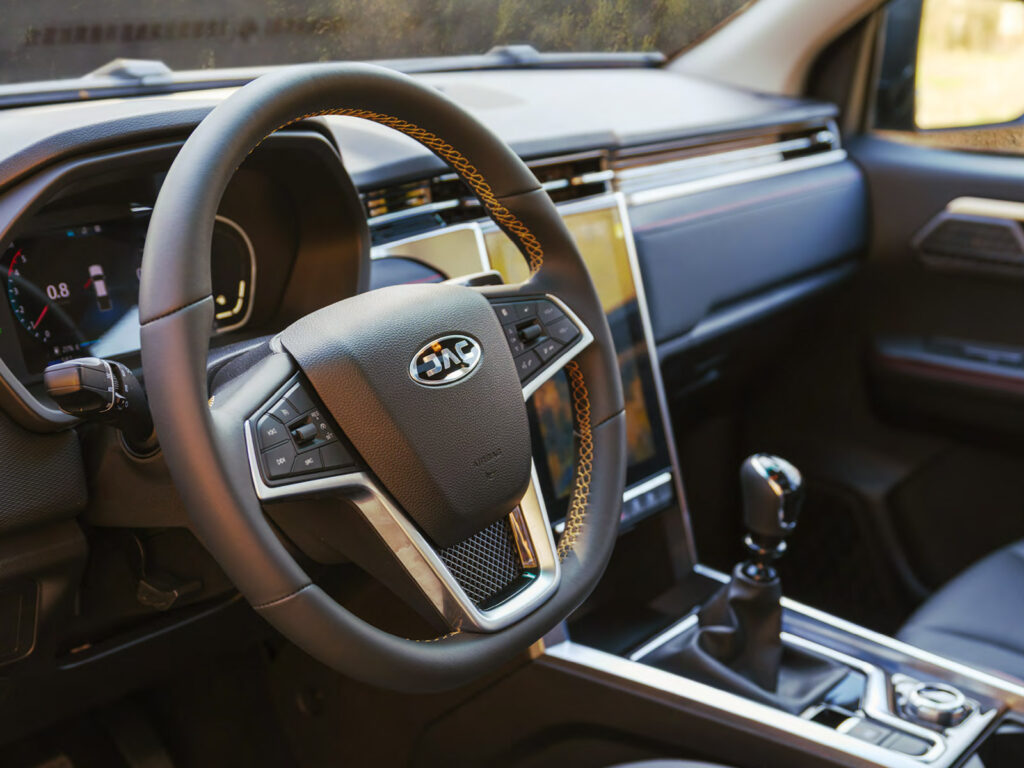 JAC T8 Pro biały Pick-up stworzony do ciężkiej pracy