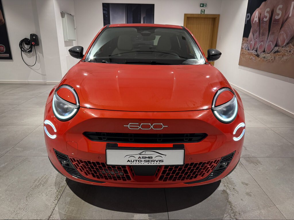 Fiat 600 1.2 Turbo La Prima eDCT kolor czerwony, 145KM