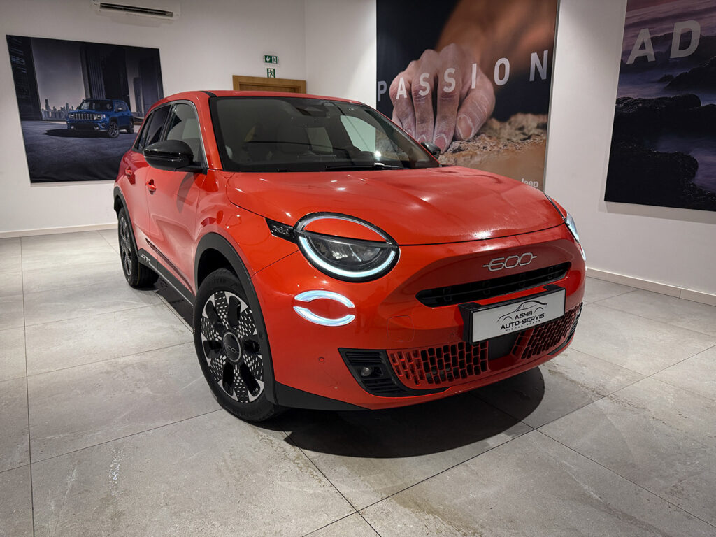 Fiat 600 1.2 Turbo La Prima eDCT kolor czerwony, 145KM