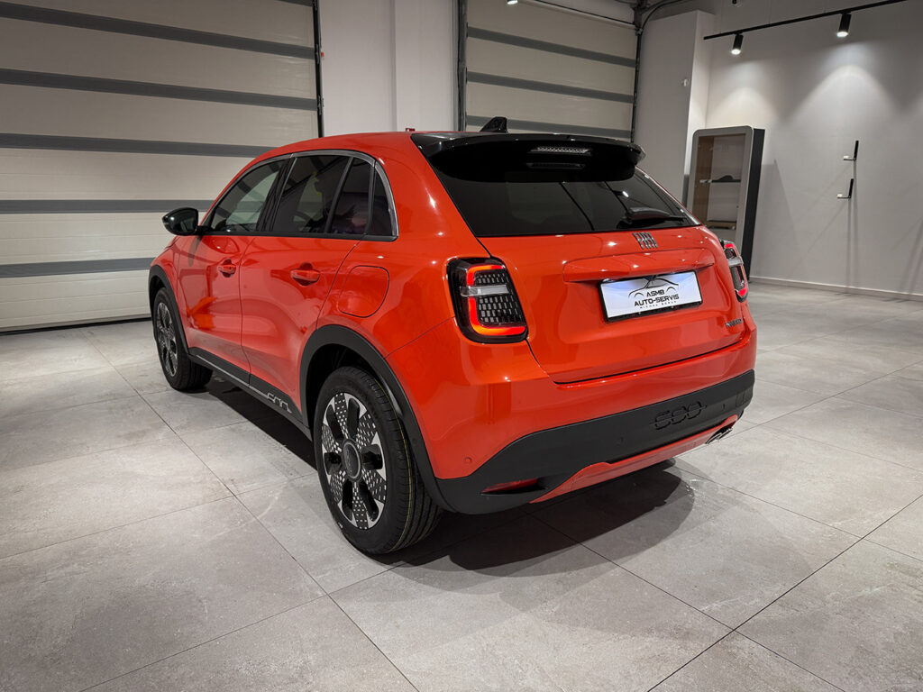 Fiat 600 1.2 Turbo La Prima eDCT kolor czerwony, 145KM