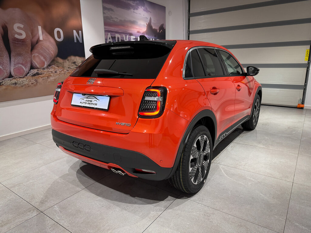 Fiat 600 1.2 Turbo La Prima eDCT kolor czerwony, 145KM