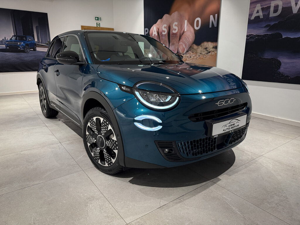 Fiat 600 1.2 Turbo La Prima eDCT kolor niebiski