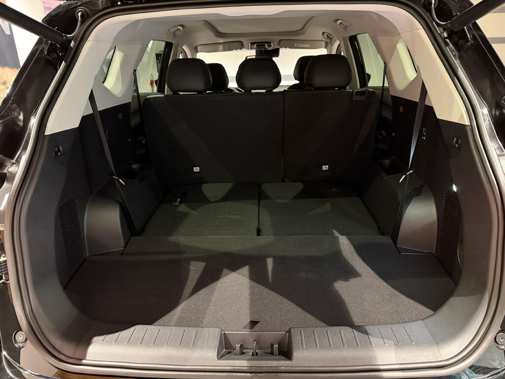 JAC JS8 PRO SUV, wersja 7 osobowa, czarny SUV rodziny