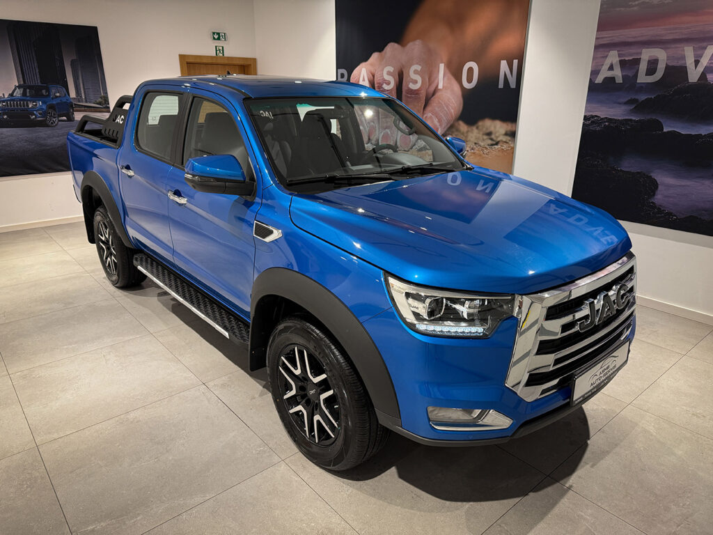 JAC T8 Pro Niebieski Pick-up stworzony do ciężkiej pracy