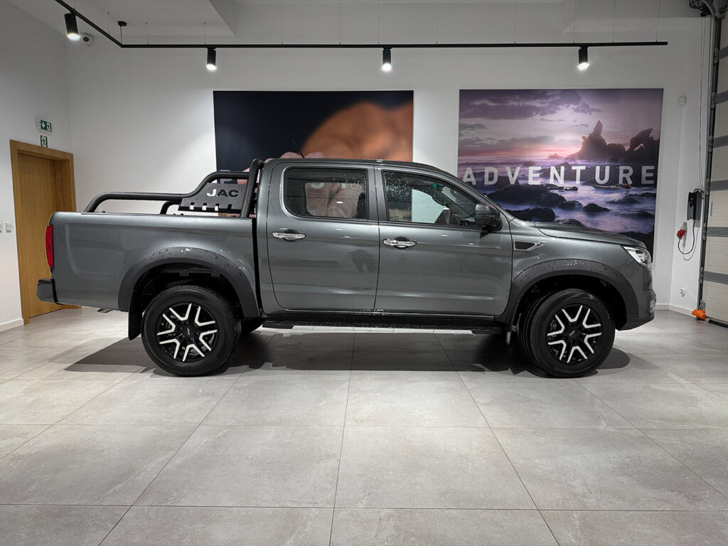 JAC T8 Pro Niebieski Pick-up stworzony do ciężkiej pracy kolor szary