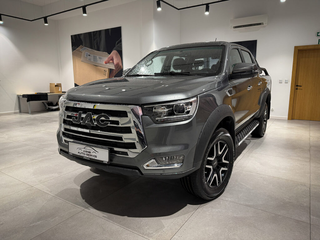 JAC T8 Pro Niebieski Pick-up stworzony do ciężkiej pracy kolor szary