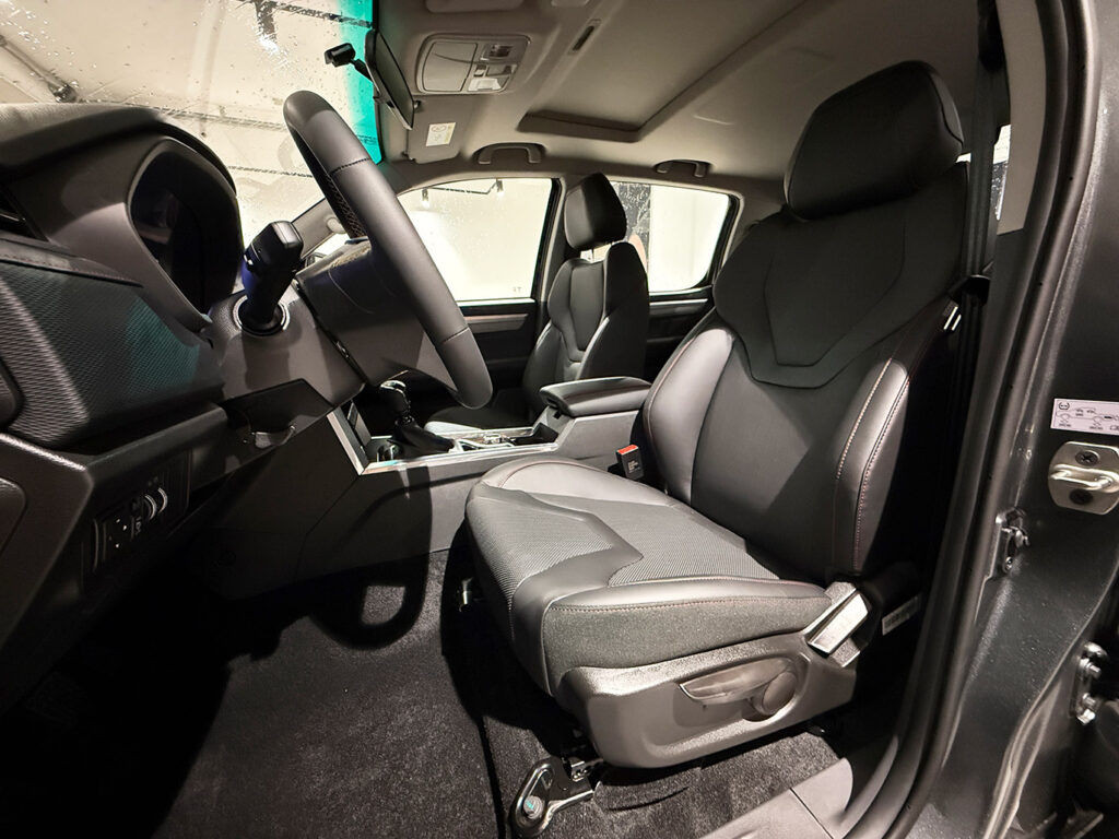 JAC T8 Pro Niebieski Pick-up stworzony do ciężkiej pracy kolor szary