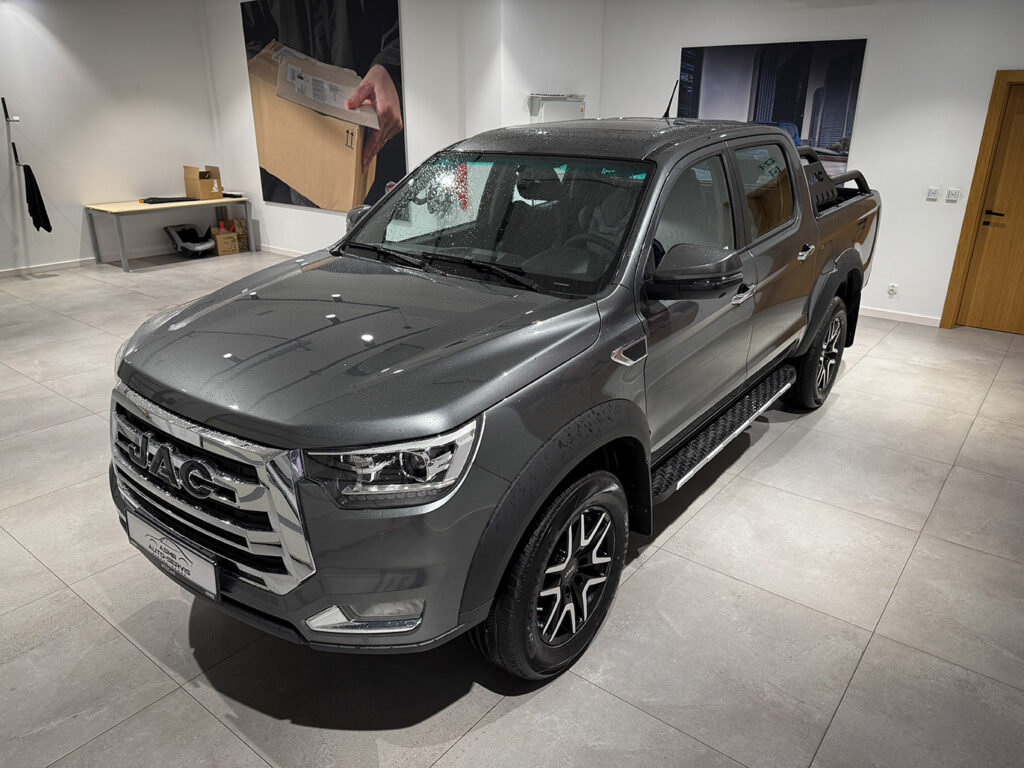JAC T8 Pro Niebieski Pick-up stworzony do ciężkiej pracy kolor szary