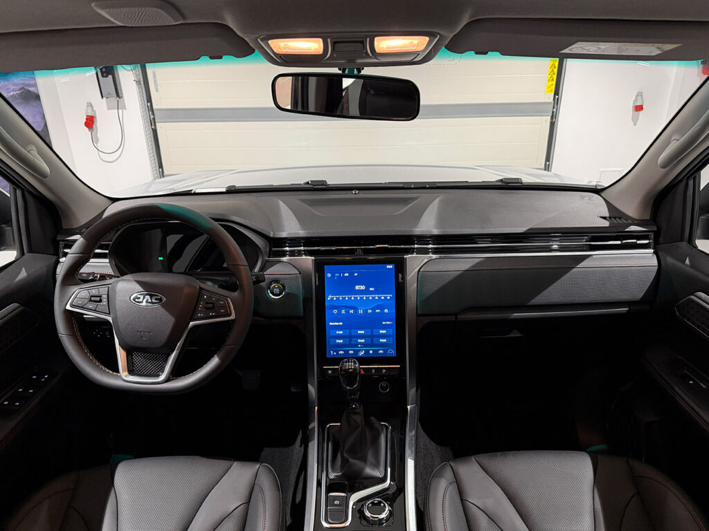 JAC T8 Pro Srebrny Pick-up stworzony do ciężkiej pracy