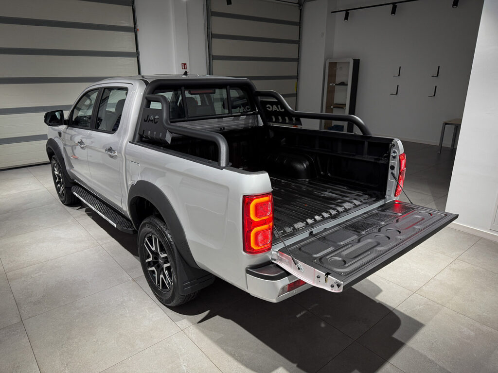 JAC T8 Pro Srebrny Pick-up stworzony do ciężkiej pracy