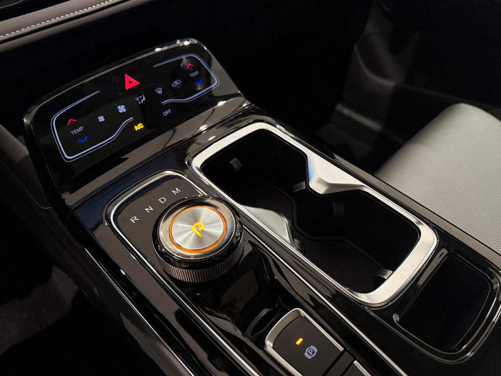 JAC JS6 SUV miejski za jedynie 119 900zł brutto dostępny od ręki czarny