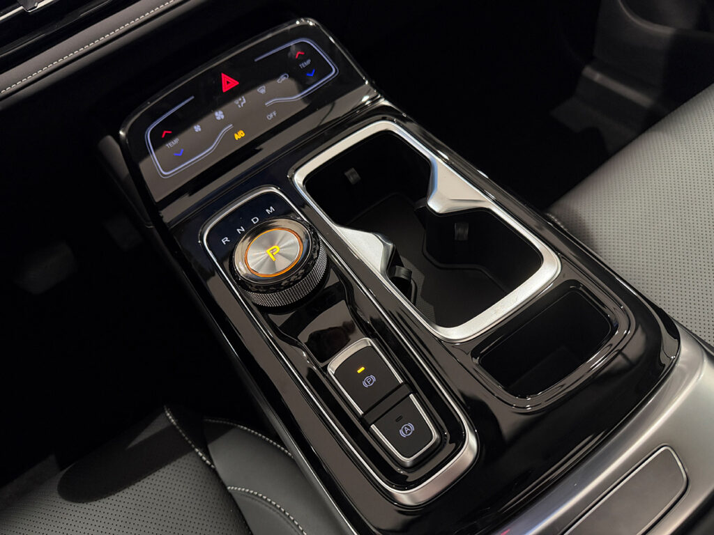 JAC JS6 SUV miejski za jedynie 119 900zł brutto dostępny od ręki błękit