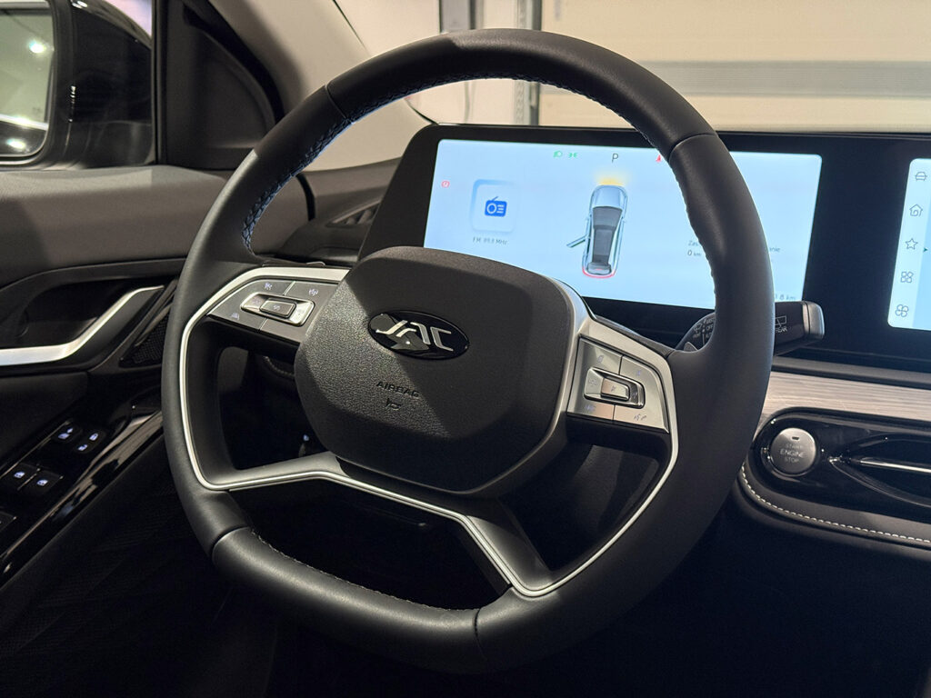 JAC JS6 SUV miejski za jedynie 119 900zł brutto dostępny od ręki błękit