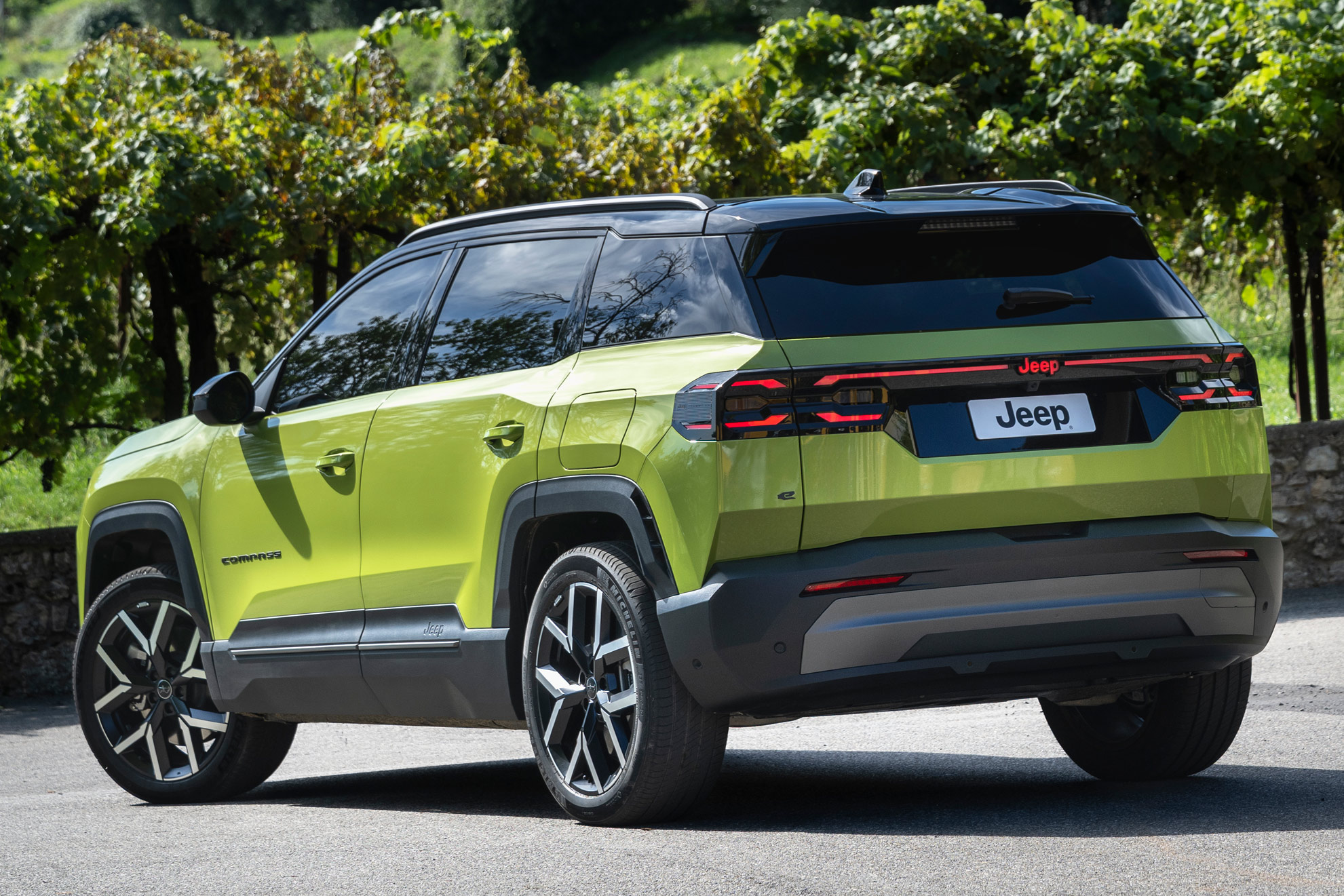 Nowy elektryczny Jeep Compass z zasięgiem do 500km, poczuj wolność dużym SUV'em.