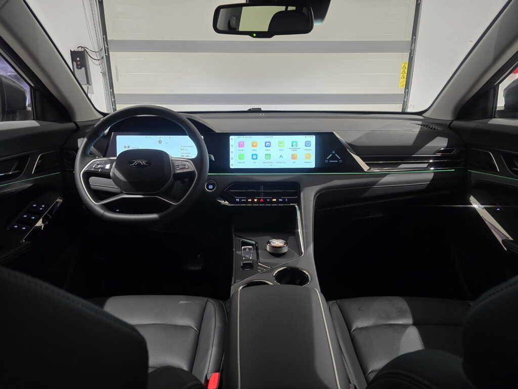 JAC JS8 PRO SUV, wersja 7 osobowa, szary